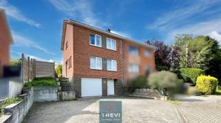 <p><span>SOUS OPTION Hennuyères, à un jet de pierre de la gare et de toutes les facilités, belle maison 3 façades avec joli jardin dans un environnement résidentiel prisé. La maison se compose d'un vaste hall d'entrée carrelé de 15 m² avec toilette invités vers le grand garage (équipé d'une porte électrique neuve) et sa buanderie. Grand séjour carrelé de 40 m² et cuisine équipée vers la véranda carrelée, la terrasse et le joli jardin arboré bien orienté. À l'étage, via le hall de nuit, grande chambre parentale de 20 m² et deux autres chambres de 11 m² et 9 m². Agréable salle de bain équipée d'une toilette. Grenier de rangement. CC gaz et nouvelle chaudière au gaz. Citerne d'eau de pluie. Nouveau pavage extérieur et terrasse. Peb C. Double vitrage PVC et bois et volets. Faire offre à partir de 320 000 €. Infos et visites au 02/355.50.55</span></p>