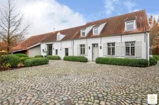 Deze voormalige hoeve op ca 4.000m² grondopp. werd met stijl gerenoveerd. Het hoofdgebouw is ingedeeld in een schitterende woon-en eetruimte met OH en een prima ingerichte keuken op het glvl. met doorgang en mooi zicht op een mooi aangelegde tuin & terras rondom. Het gelijkvloers vloeit mooi door naar een naastliggende kantoorruimte. Boven treffen we de slaapkamers en de badkamer Aangezien deze meer als een loft kan beschouwd worden, kunnen hier nog extra kamers geplaatst worden indien gewenst. Achteraan treffen we nog een mooie opslagruimte van ca 100m² en tal van parkeerplaatsen. Dit eigendom is uitermate geschikt voor een combinatie van het comfortabel wonen en werken. En dit op een prima te bereiken ligging tussen E19 en A12.