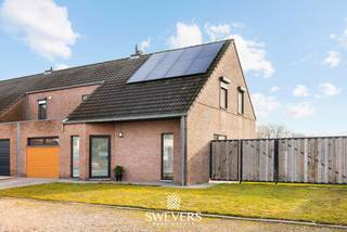 Voor meer info en foto’s, surf naar www.swevers.be –In het charmante Opoeteren (Maaseik) vind je deze instapklare halfopen woning op een perceel van...
