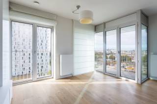 In de levendige omgeving van Park Spoor Noord, waar groen en stedelijke dynamiek samenkomen, bevindt u zich op een gegeerde locatie in Antwerpen. Zowel het uitgestrekte park als de AP Hogeschool liggen vlakbij, wat deze omgeving bijzonder aantrekkelijk maakt voor studenten, jonge professionals en stadsbewoners. Ook de nabijheid van de dokken, gezellige horecazaken en diverse voorzieningen draagt bij aan het aangename stadsleven. Een locatie die niet alleen uitnodigt tot comfortabel wonen, maar ook interessante perspectieven biedt voor wie op zoek is naar een investering.<br /><br />Dit appartement bevindt zich op de achtste verdieping en is vlot bereikbaar met de lift. De lichtrijke leefruimte vormt het hart van het appartement en biedt dankzij de grote raampartijen een aangenaam open gevoel, met mooie zichten over de dokken en Park Spoor Noord. De open keuken sluit naadloos aan op het woongedeelte en is uitgerust met de nodige inbouwtoestellen, met aansluitend ruimte voor een gezellige eethoek. Vanuit de leefruimte heeft u bovendien rechtstreeks toegang tot het terras, waar u in alle rust kan genieten van het uitzicht en de omgeving.<br /><br />Verder beschikt het appartement over een volwaardige slaapkamer en een badkamer, uitgerust met een douche in bad en een wastafel met praktische opbergmogelijkheden. Een aparte berging met aansluitingen voor wasmachine en droogkast zorgt voor extra gebruiksgemak.<br /><br />Tot slot is er een handige kelderberging inbegrepen in de prijs. Een ondergrondse autostaanplaats is bij aan te kopen voor € 29.000.<br /><br />Of u nu op zoek bent naar een eigen plek in de stad of een interessante investeringsopportuniteit op een gegeerde locatie: dit appartement combineert een praktische indeling met een aangename lichtinval, een terras en een mooi uitzicht.<br /><br />Interesse?<br />Contacteer LISTED voor een bezoek: +32 3 283 51 51.