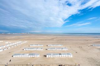 Dit groot hoekappartement is perfect gelegen tussen de Parkstraat en het Heldenplein en beschikt of panoramisch zeezicht.<br /><br />Indeling: hall, vestiaire, gastentoilet, technische berging, grote leefruimte met unieke open zichten over zee, open volledig ingerichte keuken, slaapkamer 1 &amp; 2 zijn gelijkaardige grote slaapkamers met telkens inbouwkasten, badkamer met ligbad, wastafel en toilet, grote derde slaapkamer met aansluitend eigen douchekamer. <br />Kelderberging aanwezig. Mogelijkheid tot aankoop van een grote garage in de onmiddellijke omgeving.<br /><br />Uniek en prachtig aanbod! <br />Info en bezoek bel Andries De Leyn 0472 53 66 09