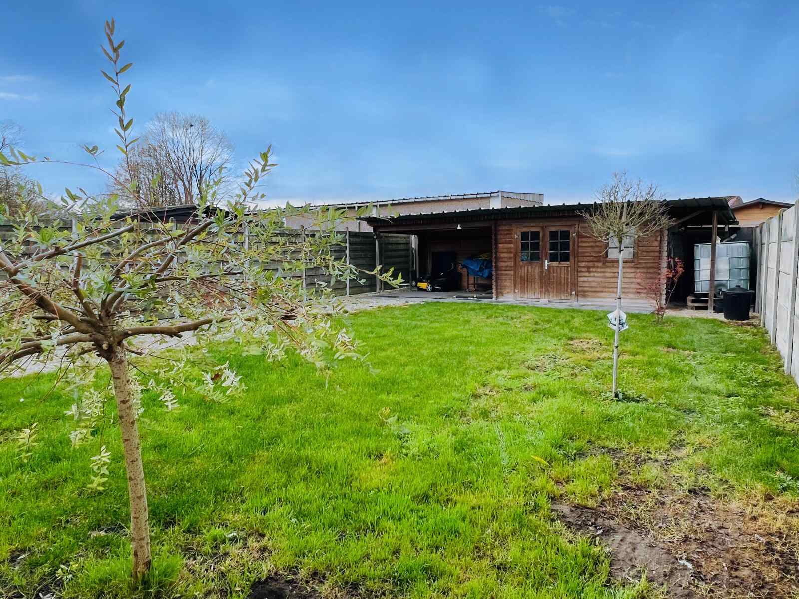 Deze instapklare halfopen woning uit 2014 ligt in een rustige en landelijke straat in Lierde. - foto 3