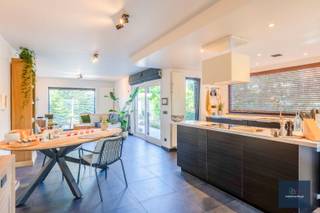 U kan zich inschrijven voor de bezoekmomenten via deze link : https://ap.lc/XHUns of ga naar makelaarshuys.be bij te koop.Deze woning werd in 2015...