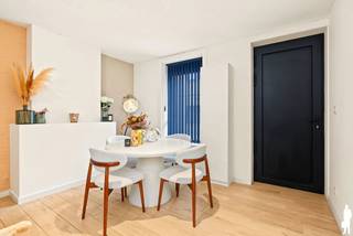 BEZOEKDAG WOENSDAG 28/10 tussen 16u en 18u op afspraak <br />Aankoop aan 2% registratierechten mogelijk! <br />Deze prachtig gerenoveerde woning is centraal gelegen in het hart van Hamme en combineert hedendaags wooncomfort met een stijlvolle uitstraling. Dankzij de grondige renovatie, energiezuinige voorzieningen en praktische indeling is deze woning volledig instapklaar!<br /><br />Indeling<br /><br />Gelijkvloers:<br /><br />- Bij aankomst springt de prachtig gekaleide gevel meteen in het oog, die de woning een frisse en karaktervolle uitstraling geeft.<br />- Binnenin geniet je van een aangename leefruimte met vloerverwarming, die zorgt voor optimaal wooncomfort.<br />- De volledig vernieuwde keuken is uitgerust met alle nodige toestellen, waaronder een combioven, inductiekookplaat, vaatwasser, dubbele spoelbak en ruime koelkast.<br />- De moderne badkamer beschikt over een inloopdouche, lavabo, toilet en handdoekradiator.<br />- Achteraan bevindt zich een praktische berging met ruimte voor een wasmachine en droogkast.<br /><br />Eerste verdieping:<br />- Op de bovenverdieping bevindt zich een ruime en lichtrijke slaapkamer. Dankzij de royale oppervlakte bestaat de mogelijkheid om deze ruimte op te splitsen in twee afzonderlijke slaapkamers.<br /><br />Tuin<br />- De zuidoostgerichte tuin vormt een heerlijke plek om in alle rust van het buitenleven te genieten. Een extra troef is de achtertoegang, die bovendien de mogelijkheid biedt om een wagen te parkeren.<br /><br />Extra troeven<br />- Volledig gerenoveerd en instapklaar<br />- Vloerverwarming<br />- Zonnepanelen<br />- Vernieuwde keuken en badkamer<br />- Mogelijkheid tot twee slaapkamers<br />- Zuidoostgerichte tuin<br />- Achtertoegang met parkeermogelijkheid<br />- Centrale ligging nabij winkels, scholen en andere voorzieningen<br /><br />Op zoek naar een instapklare woning waar comfort, energiezuinigheid en een centrale ligging samenkomen? Dan is deze charmante woning in Hamme zeker een bezoek waard!