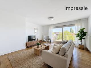 Bent u op zoek naar een comfortabel en instapklaar appartement met een praktische indeling? Dit verzorgde duplex appartement in Hoboken combineert ruimte, licht en hedendaags wooncomfort <br /><br />Indeling:<br /><br />U betreedt het appartement, gelegen op de tweede verdieping, via de inkomhal, die uitgeeft op de lichtrijke leefruimte met open keuken. Deze aangename woonruimte vormt het hart van het appartement en is perfect voor zowel ontspanning als gezellig samenzijn.<br /><br />Via een schuifraam bereikt u het zonnige, zuidoost georiënteerde terras, waar u in alle rust kan genieten van de buitenlucht.<br /><br />De open keuken is functioneel ingericht. Op dit niveau bevindt zich bovendien een eerste volwaardige slaapkamer met aansluitende badkamer. Verder zijn er een apart gastentoilet en een praktische berging met aansluiting voor wasmachine en droogkast.<br /><br />Via de open trap bereikt u de bovenverdieping. Hier vindt u een tweede, ruime slaapkamer met veel natuurlijke lichtinval en een aparte badkamer met ligbad en wastafel, ideaal om volledig tot rust te komen.<br /><br />Troeven:<br /><br />- Instapklaar duplex appartement<br />- 2 volwaardige slaapkamers<br />- 2 badkamers voor extra comfort<br />- Zonnig, zuidoost georiënteerd terras<br />- Lichtrijke leefruimte met open keuken<br />- Gemeenschappelijke tuin<br />- Autostaanplaats verplicht bij aan te kopen aan €19.000<br />- Ruime berging op het gelijkvloers<br /><br />Dit appartement is perfect voor wie op zoek is naar een comfortabele en direct bewoonbare woonst.<br /><br />Interesse? Neem vandaag nog contact op voor een bezoek!