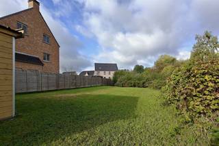 <p><span>Deze ruime duplex ligt in een recente verkaveling op de Vlekkert te Munsterbilzen (Bilzen-Hoestelt). Ondanks de rustige ligging bevinden dagelijkse voorzieningen zich in de nabije omgeving van het appartement. Scholen, supermarkten en voorzieningen voor openbaar vervoer alsook het Munsterbos zijn op enkele autominuten verwijderd. Daarbij heeft de duplex een goede bereikbaarheid met Bilzen centrum en omliggende gemeentes Diepenbeek, Genk en Zutendaal. </span></p><p><span> </span></p><p><span>Het appartement is in 2015 gebouwd en heeft een bruikbare vloeroppervlakte van 197m². U kan het appartement bereiken via de trap die zich in de gemeenschappelijke inkomhal bevindt. Deze inkomhal wordt gedeeld met één (onder)buur. Op de eerste verdieping vindt u de grote leefruimte met aansluitend de keuken en daarbij horende berging terug. Tevens geeft de leefruimte toegang tot het terras. De tweede verdieping is voorzien van twee slaapkamers, een berging/dressing en een badkamer met bad en douche. De vernieuwde zolder kan u bereiken via een vlizotrap op de tweede verdieping. Tot slot is er een tuin aanwezig met exclusief gebruiksrecht.</span></p><p><span> </span></p><p><span>Pluspunten van het appartement: </span></p><p><span>- Gunstige ligging: recente verkaveling/residentiële woonwijk met dagelijkse voorzieningen in nabije omgeving; </span></p><p><span>- goede bereikbaarheid met Bilzen centrum en omliggende gemeentes Diepenbeek, Genk en Zutendaal;</span></p><p><span>- bruikbare vloeroppervlakte van 197m²; </span></p><p><span>- energiezuinig met energiescore 112 kWh/m² jaar (label B);</span></p><p><span>- keuringsverslag elektriciteit conform; </span></p><p><span>- ruime vernieuwde zolder aanwezig; </span></p><p><span>- badkamer met bad en douche;</span></p><p><span>- geen gemeenschappelijke kosten;</span></p><p><span>- aanwezigheid tuin met exclusief gebruiksrecht. </span></p><p><span> </span></p><p><span>Wilt u het appartement bezoeken of wenst u meer informatie te ontvangen? Neem dan gerust contact op via Mike@jemar.be of 0487 96 38 96.</span></p>