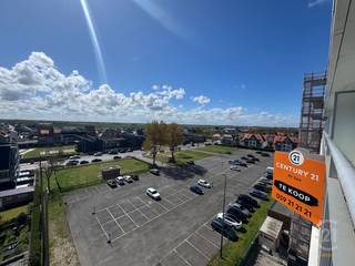 Ontdek deze studio met slaaphoek in het hart van Middelkerke, ideaal gelegen op wandelafstand van het openbaar vervoer, winkels, de zeedijk en het strand.<br />Het appartement bevindt zich aan de rustige achterzijde van het gebouw, wat betekent dat u volop geniet van de zon en de nodige privacy. Het terras vormt dan ook een absolute troef – de perfecte plek om te ontspannen.<br />Bij het binnenkomen treft u meteen de badkamer, uitgerust met een douche en toilet. Verder beschikt de studio over een praktische slaaphoek, gevolgd door een functionele keuken en een gezellige leefruimte. Vanuit de leefruimte heeft u directe toegang tot het zonnige terras.<br />Deze studio is een uitstekende keuze als tweede verblijf aan zee, investering of compacte vaste woonst