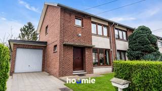 Een woning renoveren is zoveel fijner wanneer de basis goed zit.. en dat is hier absoluut het geval! <br /><br />Deze halfopen gezinswoning ligt op een mooi hoekperceel van 488 m² en biedt verrassend veel ruimte, lichtinval en mogelijkheden. Dankzij de praktische indeling en de solide basis kan je de woning stap voor stap omvormen tot een hedendaagse thuis die volledig aansluit bij jouw smaak en woonwensen.<br /><br />Op het gelijkvloers bevinden zich de inkomhal, leefruimte en keuken. De verdieping telt drie slaapkamers en een badkamer. Extra bergruimte vind je op de zolder en in de praktische provisiekelder. Buiten beschik je over een tuin rondom de woning, een garage en verschillende bijgebouwen.<br /><br />Een belangrijk voordeel is dat het dak en onderdak reeds werden vernieuwd. Daarmee is alvast een grote en belangrijke renovatiepost aangepakt. Ook binnen vormt de woning een toegankelijke basis voor verdere vernieuwing. Zo ligt er op het gelijkvloers voornamelijk vinyl, waardoor de bestaande vloerbekleding relatief eenvoudig verwijderd en vervangen kan worden.<br /><br />De woning beschikt momenteel niet over centrale verwarming, maar wordt verwarmd met afzonderlijke gaskachels. Er is dus reeds een actieve gasaansluiting aanwezig. Dit kan de overstap naar een moderne condensatieketel of een hybride verwarmingssysteem vereenvoudigen en vermijdt dat er nog een volledig nieuwe gasaansluiting moet worden aangevraagd. Uiteraard kan de koper de verwarmingsinstallatie volledig afstemmen op de geplande energetische renovatie.<br /><br />Dankzij de logische indeling, het vernieuwde dak, de bestaande gasaansluiting en de makkelijk aanpasbare vloerbekleding kan je de renovatie overzichtelijk en stap voor stap aanpakken.<br /><br />Kortom: een ruime gezinswoning met een sterke basis, veel licht en bijzonder veel mogelijkheden op een gunstige ligging in Maasmechelen. Ideaal voor wie niet op zoek is naar een standaardwoning, maar naar een plek die volledig naar eigen smaak kan worden afgewerkt. 💭<br /><br />In één oogopslag 👇<br /><br />🔹 Halfopen woning op een hoekperceel van 488 m²<br />🔹 Drie slaapkamers<br />🔹 Veel lichtinval en een praktische indeling<br />🔹 Dak en onderdak reeds vernieuwd<br />🔹 Actieve gasaansluiting en verwarming via gaskachels<br />🔹 Vinylvloer op het gelijkvloers, eenvoudig aanpasbaar<br />🔹 Zolder en provisiekelder<br />🔹 Garage, bijgebouwen en tuin rondom de woning<br />🔹 Renovatiepand met een sterke basis en veel potentieel<br /><br />👀 Benieuwd welke mogelijkheden deze woning jou biedt? Plan je bezoek en ontdek het zelf!