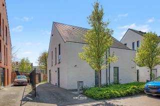 Deze recente woning uit 2017 combineert modern comfort met energiezuinig wonen in een rustige woonwijk in het gezellige Belsele. Met een...