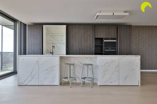 <p><span>Helemaal op het einde van de Fruithoflaan vinden we in residentie "Nirvana" dit volledig gerenoveerd 2 slaapkamer appartement van circa 147 m² op de 11de verdieping. Als jij graag hoog woont en houdt van open, ruime zichten dan is dit appartement écht iets voor jou! Dit is namelijk een zgn "doorzon-appartement"; dankzij de dubbele living geniet je hier van een panoramisch zicht op beide kanten. </span></p><p><span>Dankzij de centrale ligging bevinden winkels, openbaar vervoer, scholen en restaurants zich op wandelafstand en ook een vélo-station is vlakbij. Bovendien ben je met de wagen in enkele minuten op de belangrijkste in- en uitvalswegen. </span></p><p><span>Door de doorgedreven energetische renovatie behaalt het appartement een </span><span>EPC A-label</span><span>. Het heeft een asbestveilig attest en de elektriciteit is conform dus in dit appartement mag je op beide oren slapen!</span></p><p><span> </span></p><p><span>Indeling:</span></p><p><span>Je komt binnen via de inkomhal met veiligheidsdeur, videophone en ingemaakte vestiaire. Links bevindt zich het gastentoilet met afzonderlijk handenwasser. Rechts betreed je de indrukwekkende dubbele leefruimte met open keuken, afgewerkt met een stijlvolle doorlopende eiken parketvloer. De keuken is voorzien van alle comfort: inductiekookplaat, dampkap, vaatwasmachine, ingebouwde koelkast, combi-oven en oven/stoombakoven. De elegante kastenwand bevat een geïntegreerde koffiecorner. Het ruime keukeneiland biedt extra opbergruimte én een gezellige zitruimte. Dankzij de grote schuiframen met driedubbel glas</span><span> </span><span>baadt de leefruimte in natuurlijk licht. Aan beide zijden beschik je over ruime terrassen met een prachtig panoramisch zicht op de omgeving.</span></p><p><span>Via de nachthal bereik je 2 volwaardige slaapkamers, opnieuw met doorlopende parket en een prachtig uitzicht. De master bedroom heeft een ensuite-badkamer met inloopdouche, lavabomeubel, toilet en handdoekradiator.</span></p><p><span>Verder bevinden zich in de nachthal een praktische berging en een aparte wasruimte.</span></p><p><span> </span></p><p><span>Het appartement beschikt verder nog over een dubbele kelderberging.</span></p><p><span>Tot slot wordt een autostaanplaats aangeboden aan €15.000.</span></p><p><span> </span></p><p><span>Graag som ik nog even de troeven voor je op:</span></p><p><span>- Mobiscore 9,2/10</span></p><p><span>- Driedubbel glas</span></p><p><span>- Verwarming en koeling via individuele warmtepomp</span></p><p><span>- Dak vernieuwd conform normen 2020</span></p><p><span>- Panoramisch uitzicht over Antwerpen</span></p><p><span> </span></p><p><span>nuttige informatie:</span></p><p><span>EPC 99 kWh/m² jaar</span></p><p><span>P-score: D  en G: score A</span></p><p><span>Stedenbouw en bodemattest in aanvraag</span></p><p><span> </span></p><p><span>Voor een bezoek ter plaatse kan u ons contacteren op het nummer 03 449 42 41 of mail ons via <span>hallo@habicom.be</span></span></p><p><span>Benieuwd naar de waarde van jouw woning?  Check het gratis op <span>www.watismijnhuiswaard.be</span></span></p>