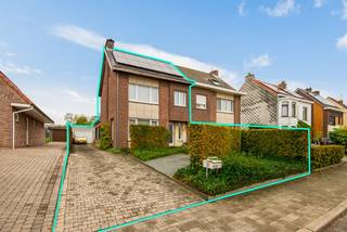 <p>In het hart van Reet, aan de Molenstraat, vindt u deze halfopen woning, perfect voor gezinnen die op zoek zijn naar comfort en ruimte. Het heeft een bewoonbare oppervlakte van 193 vierkante meter op een perceel van maar liefst 1121 vierkante meter. De gunstige ligging zorgt ervoor dat u kunt genieten van een rustige omgeving, terwijl alle belangrijke voorzieningen binnen handbereik zijn. Scholen, winkels en openbaar vervoer (bushaltes) bevinden zich in de nabijheid, als ook de opritten van de E19 en A12 Antwerpen-Brussel. <br /> </p>
<p>De woning, gebouwd in 1964 werd goed onderhouden en gerenoveerd tussen 2003-2024:<br />PVC ramen in 2003, vernieuwde keuken en badkamer in 2008, isolatie van het dak & 12 zonnepanelen in 2016, nieuwe condensatieketel in 2024. <br />Het EPC heeft een zeer goede score: Label B. Er is een grondwaterput in de tuin voor regenwater. Thuisbatterij 5,5 kWh is aanwezig. <br /><br />De indeling omvat: <br />-1: een kelder met kruipkelder<br />GLVL: een inkomhall met ruimte voor vestiaire, een apart gastentoilet, een vernieuwde keuken, een woonkamer, een veranda met lichtkoepel en een berging/wasplaats<br />1e VERDIEP: een nachthall, 3 slaapkamers en een vernieuwde badkamer met toilet<br />2e VERDIEP: een nachthall, een 4e slaapkamer en 2 bergingen.<br /><br />Er is parkeergelegenheid in de achterliggende garage. De achterliggende tuin is zeer groot en aangelegd met een terras van 50m2, verschillende beplantingen en bomen.</p>
<p><br />Met deze woning beschikt u over de perfecte balans tussen ruimte, comfort en een aangename woonomgeving. Heeft u interesse? Neem snel contact met ons op voor een bezichtiging en ontdek wat deze woning allemaal te bieden heeft.</p>