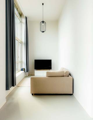 <p><strong>Ruime studentenkamer met privébadkamer</strong></p><p>Ben je student en op zoek naar een lichtrijk en gezellig kot in Luik? Dit ruime kot van 56 m² is de ideale plek voor jou! Met 4 meter hoge plafonds en enorme ramen (inclusief gordijnen) baadt de kamer in natuurlijk licht en straalt ze een gevoel van ruimte en openheid uit. De kamer beschikt over een eigen badkamer met een inloopdouche, een wastafel en een toilet, waardoor je geniet van volledige privacy. Op de mezzanine bevindt zich een ruim tweepersoonsbed, wat extra leefruimte creëert op de benedenverdieping. Daarnaast is de kamer volledig uitgerust met een koelkast, een kledingkast en een bureau, zodat je van alle gemakken bent voorzien.</p><p>De huurprijs bedraagt €785, met bijkomende kosten van €210. Gelegen aan de Rue de l'Université, bevind je je in het hart van de stad, op loopafstand van universiteiten, hogescholen, het treinstation, trendy bars en restaurants, fitnesscentra en zelfs pal tegenover de Universiteitscampus.</p><p>Wil je meer weten? Neem dan contact met ons op via +32 4 250 04 88. Onze vertegenwoordigers helpen je graag verder!</p><p>Opgelet: enkel voor studenten!</p>