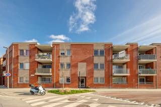 <p>In de rustige Kaarderstraat, in residentie <em>Hoboken Gardens</em><strong>,</strong> vind je dit recent en <strong>instapklaar appartement</strong> op de tweede verdieping. Het gebouw dateert van <strong>2013</strong>, wat zich vertaalt in een moderne afwerking. Bovendien ligt dit appartement op <strong>wandelafstand van park Sorghvliedt en Fort 8 in Hoboken.</strong></p><p><br /></p><p>Het appartement verwelkomt je via een<strong> ruime inkomhal </strong>met ingemaakte kast, wat meteen zorgt voor extra opbergcomfort. Aansluitend bevindt zich de open, <strong>volledig uitgeruste keuken </strong>die naadloos overgaat in de lichtrijke leefruimte. Een bijkomende troef is de afgesloten bergruimte, ideaal voor het opbergen van poetsgerief en andere benodigdheden. Dankzij het grote schuifraam geniet je in de leefruimte de hele dag door van aangenaam natuurlijk licht.</p><p>Aansluitend bevindt zich het <strong>gezellige terras</strong>, perfect georiënteerd om van de zon te genieten. Bovendien is ook hier een ingemaakte kast voorzien, handig als extra bergruimte.</p><p>Achteraan liggen de <strong>twee volwaardige slaapkamers</strong> en een nette badkamer met inloopdouche met toilet. Naast de badkamer is er nog een <strong>apart washok/berging,</strong> wat het wooncomfort alleen maar verhoogt.</p><p><br /></p><p><strong>Troeven</strong>:</p><ul><li>Autostaanplaats inbegrepen in de prijs</li><li>Elektriciteit conform</li><li>Recent gebouw (2013)</li><li>Lift aanwezig</li></ul>