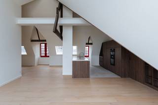 Na jaren van leegstand kreeg het hoekgebouw langs de Sint-Pieterskaai intussen een nieuw leven. Wat ooit het vertrouwde politiecommissariaat was, werd intussen omgevormd tot een uniek woonproject dat geschiedenis en modern wooncomfort op harmonieuze wijze samenbrengt. In dit karaktervolle pand worden 6 stijlvolle appartementen en 3 aantrekkelijke handelsruimtes gerealiseerd, elk met een eigen indeling en uitstraling. De appartementen zijn ontworpen met respect voor het verleden en worden afgewerkt met hoogwaardige materialen die de authentieke sfeer van het gebouw versterken. De appartementen beschikken over een ruim privaat terras met diverse zichten en oriëntaties. In de ondergrondse parkeergarage, te bereiken met autolift, bevinden zich parkeerplaatsen en kelderbergingen.<br /><br /><strong>Enkele troeven van dit appartement:</strong>
<ul>
<li>Energiezuinig met 100% korting gedurende 5 jaar op de onroerende voorheffing; </li>
<li>2 ruime slaapkamers waarvan één met dressingruimte;</li>
<li>Badkamer met douche, bad en dubbele lavabo;</li>
<li>Ruim terras van maar liefst 29,10 m²;</li>
<li>Volledig afgewerkt en geschilderd;</li>
<li>2% registratierechten mogelijk onder voorwaarden.</li>
</ul>
<br />Op zoek naar een woonst met ziel dat zowel historiek als toekomst ademt?<br />Dan nodigen we u van harte uit om de mogelijkheden te ontdekken en een afspraak in te plannen.<br />Voor meer informatie verwijzen wij u graag door naar de website van Residentie De Gendarmerie.