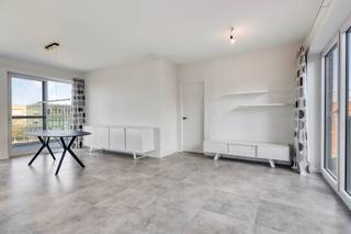 Dit recente appartement bevindt zich in Residentie The Corner in de Veurnestraat, op een steenworp van de Grote Markt. Alle nodige voorzieningen nabij vlot bereikbaar. Het appartement zelf is gelegen op de tweede verdieping en is toegankelijk via de lift. Parkeren kan in de inbegrepen ondergrondse garage.<br /><br />Indeling<br /><br />* Verdieping +2:<br />- inkomhal<br />- apart toilet <br />- wasplaats/berging <br />- lichtrijke, leefruimte met volledig ingerichte, open keuken uitgerust met een spoelbak, koelkast, oven, keramische kookplaat met dampkap en vaatwasser<br />- ruim zuidwest-gericht terras <br />- badkamer voorzien van een inloopdouche, toilet en dubbel lavabomeubel <br />- 2 slaapkamers<br /><br />* Gelijkvloers 0:<br />- gemeenschappelijke fietsen- en afvalberging<br /><br />* Verdieping -1:<br />- inbegrepen afgesloten garage met een autolift<br /><br />=> EPC-label A<br />=> Zonnepanelen en waterverzachter aanwezig<br />=> Onmiddellijk beschikbaar<br /><br />Bestuursmaatregelen in het maatregelenregister: nee