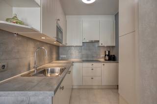 In de Hertstraat te Koksijde-Bad vinden we dit appartement (70 m²) met 2 slaapkamers te koop. Het appartement werd in 2013 volledig gerenoveerd en is zeer centraal gelegen vlakbij alle winkels, horeca en het strand. Zoek je immo in Koksijde? Lees dan zeker verder. INDELING:> Eerste verdieping:- inkomhal met ruimte voor vestiaire;- lichtrijke leefruimte; - keuken voorzien van inductiekookplaat, dampkap, koelkast met vriesvak, combimicrogolfoven en spoelbak;- ruime slaapkamer 1 met lavabo (13,5 m²);- slaapkamer 2 (10 m²) met terrasje (1,5 m²) en aansluiting voor wasmachine;- badkamer met lavabo, douche en toilet;ALGEMEEN:- conforme elektrische keuring- EPC C (247 kWh/(m² jaar);- dubbele beglazing, pvc;- centrale verwarming op aardgas, condensatieketel;- geen lift aanwezig, geen gemeenschappelijke kosten.Bent u op zoek naar een instapklaar appartement, zowel voor vaste bewoning als voor tweede verblijf? Aarzel niet contact op te nemen met Dewaele Koksijde (058 330 600).Bestuursmaatregelen in het maatregelenregister: nee
