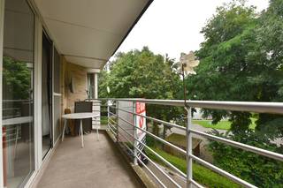 Dit ruim en rustig gelegen appartement ligt in het centrum van Evergem. Het overdekte terras vooraan heeft een mooi zicht op het groen. De indeling...