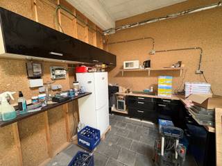 VLOT BEREIKBAAR OPSLAGMAGAZIJN Nabij het centrum is dit de ideale locatie voor opslag of kleine uit te voeren atelier werkjes.  142 m² opgedeeld in 2...