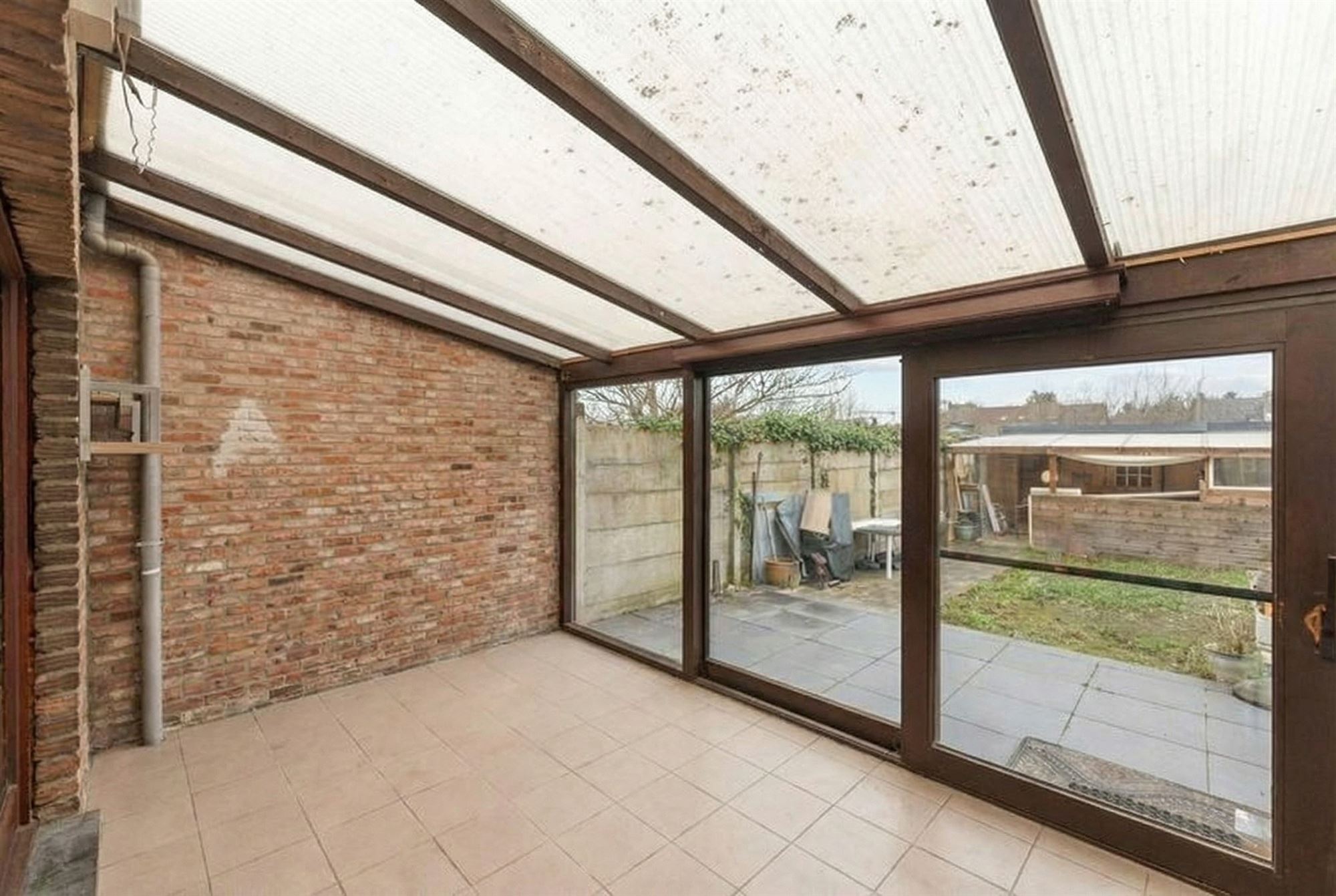 TE RENOVEREN WONING MET BOVENLIGGEND APPARTEMENT GELEGEN TE HEPPEN - foto 5