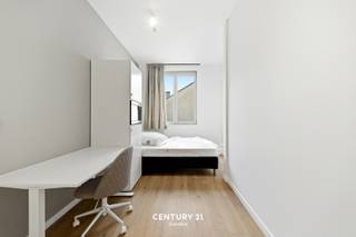 <span><strong>**Opbrengsteigendom met 18 kamer in THE HIVE**</strong></span><br /><br /><span>Welkom in Residentie The Hive, gelegen aan de </span><strong>Diestsesteenweg</strong><span>, een belangrijke verbindingsas tussen verschillende Leuvense wijken. We bevinden ons in het hart van Kessel-Lo, op wandelafstand van talrijke voorzieningen en de achterzijde van het station van Leuven, op een steenworp van het stadscentrum.</span><br /><br /><span>The Hive omvat </span><strong>18 kamers</strong><span>, elk uitgerust met </span><strong>eigen sanitair</strong><span>, waarvan enkele met een privatief terras. Deze residentie omarmt het studentenleven en biedt alle mogelijkheden om aangenaam samen te wonen. Zo beschikt het gebouw over een </span><strong>inpandige fietsenstalling</strong><span>, een vuilnisberging, een</span><strong><span> </span>gemeenschappelijke tuin</strong><span> van 60 m², een </span><strong>ontspanningsruimte</strong><span> met dakterras en twee </span><strong>gemeenschappelijke keukens</strong><span>. Naast de doordachte indeling zorgen de kwalitatieve materiaalkeuze en de hoogwaardige afwerking voor een duidelijke meerwaarde en een hedendaagse uitstraling.</span><br /><br /><span>Het gebouw genereert een netto jaarrendement van €137.800, wat neerkomt op een rendement van </span><strong>3,60%</strong><span>. Dit maakt het tot een zorgeloze investering met onmiddellijk rendement.</span><br /><span><br /><strong><span>Meer informatie of een bezichtiging ter plaatse? Aarzel niet en contacteer Jacky via jacky@connect-immo.be of 0495 53 46 49</span><br /><br /></strong>EPB Startverklaring!</span>