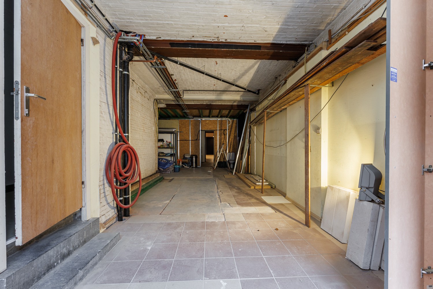 Uniek multifunctioneel gebouw met polyvalente ruimte (±300 m²) en gerenoveerde triplexwoning met terras. - photo 4
