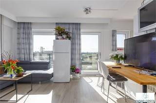 Instapklaar, gerenoveerd en gemeubeld appartement met zijdelings zeezicht en open zicht op beschermd duinengebied. Indeling : inkomhal, apart...