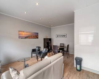 <p>Deze woning is gelegen in de Ijzerstraat in Blankenberge en beschikt over twee slaapkamers, een badkamer en een garage. De woning heeft een praktische indeling met voldoende ruimte voor comfortabel wonen. Dankzij de centrale ligging bevinden winkels, lokale voorzieningen en het strand zich op korte afstand.</p>