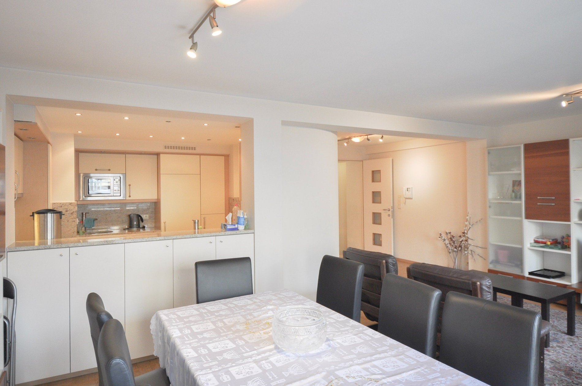 Lichtrijk appartement met een ruim zuidwest gericht terras gelegen nabij het commercieel centrum en het strand. - foto 4