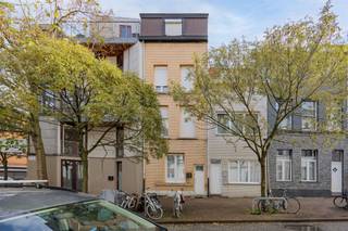 <p><span>Deze </span><span>woning met 4 slaapkamers </span><span>te koop is gelegen in de Selderstraat, op slechts enkele minuten wandelen van </span><span>Antwerpen centrum</span><span>. Op wandelafstand van </span><span>Park Spoor Noord</span><span> en het Centraal Station van Antwerpen is vlot bereikbaar.</span></p><p><span> </span></p><p><span>Deze woning biedt een tal van mogelijkheden om er je eigen paradijs van te maken, maar deze parel zoekt een handige Harry.</span></p><p><span> </span></p><p><span>Indeling</span></p><p><span>- inkomhal</span></p><p><span>- woonkamer</span></p><p><span>- keuken</span></p><p><span>- ruime badkamer</span></p><p><span>- 4 volwaardige slaapkamers</span></p><p><span> </span></p><p><span>Bijzonderheden</span></p><p><span>- topligging in een rustige straat</span></p><p><span>- dubbele beglazing </span></p><p><span>- veel mogelijkheden</span></p><p><span> </span></p><p><span>Dit pand kan onderhevig zijn aan de renovatieverplichting die door de Vlaamse overheid wordt opgelegd voor residentiële gebouwen. Consulteer voor meer informatie de website van het Vlaams Energie- en Klimaatagentschap via <span>https://www.energiesparen.be/renovatieverplichting-residenti%C3%ABle-gebouwen-2023</span></span></p><p><span> </span></p><p><span>Ben jij geïnteresseerd in dit huis te koop in Antwerpen aan Park Spoor Noord, ben je op zoek naar ander vastgoed, een investering of wens je de waarde van jouw eigendom te kennen? Dan ben je bij BOLT immo aan het juiste adres! Wij helpen jou graag verder.</span></p><p><span> </span></p><p><span> </span></p><p><span> </span></p>