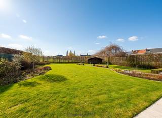 INSTAPKLARE GEZINSWONING met 4 SLAAPKAMERS, RUIME GARAGE en PRACHTIGE TUIN, gelegen op een RUIM PERCEEL van meer dan 1.200 m² in Oudenaarde. Deze OPEN BEBOUWING is gelegen op een STEENWORP van het CENTRUM. De woning combineert RUIMTE met een UITSTEKENDE BEREIKBAARHEID richting winkels, scholen en openbaar vervoer. Een LICHTRIJKE en VERZORGDE WONING ideaal voor wie comfortabel wil wonen VLAKBIJ HET CENTRUM van Oudenaarde.<br />Via de inkomhal met gastentoilet betreedt u de lichtrijke leefruimte, die dankzij de grote raampartijen geniet van een aangenaam open gevoel. Aansluitend bevindt zich de gezellige keuken met ontbijthoek en mooi zicht op de tuin. Verder beschikt de woning over een inpandige garage met wasruimte en extra bergruimte. De 1ste verdieping omvat 4 volwaardige slaapkamers en een ingerichte badkamer. Een praktische zolder zorgt voor bijkomende opbergmogelijkheden.<br />Buitenshuis geniet u van een fraai aangelegde tuin, waar groen en privacy centraal staan, een absolute troef zo dicht bij de stad.<br /><br />Adres: Ronsweg 31, 9700 Oudenaarde<br /><br />EPC: 262 kWh/m², G-score en P-score D, Geen renovatieverplichting van toepassing