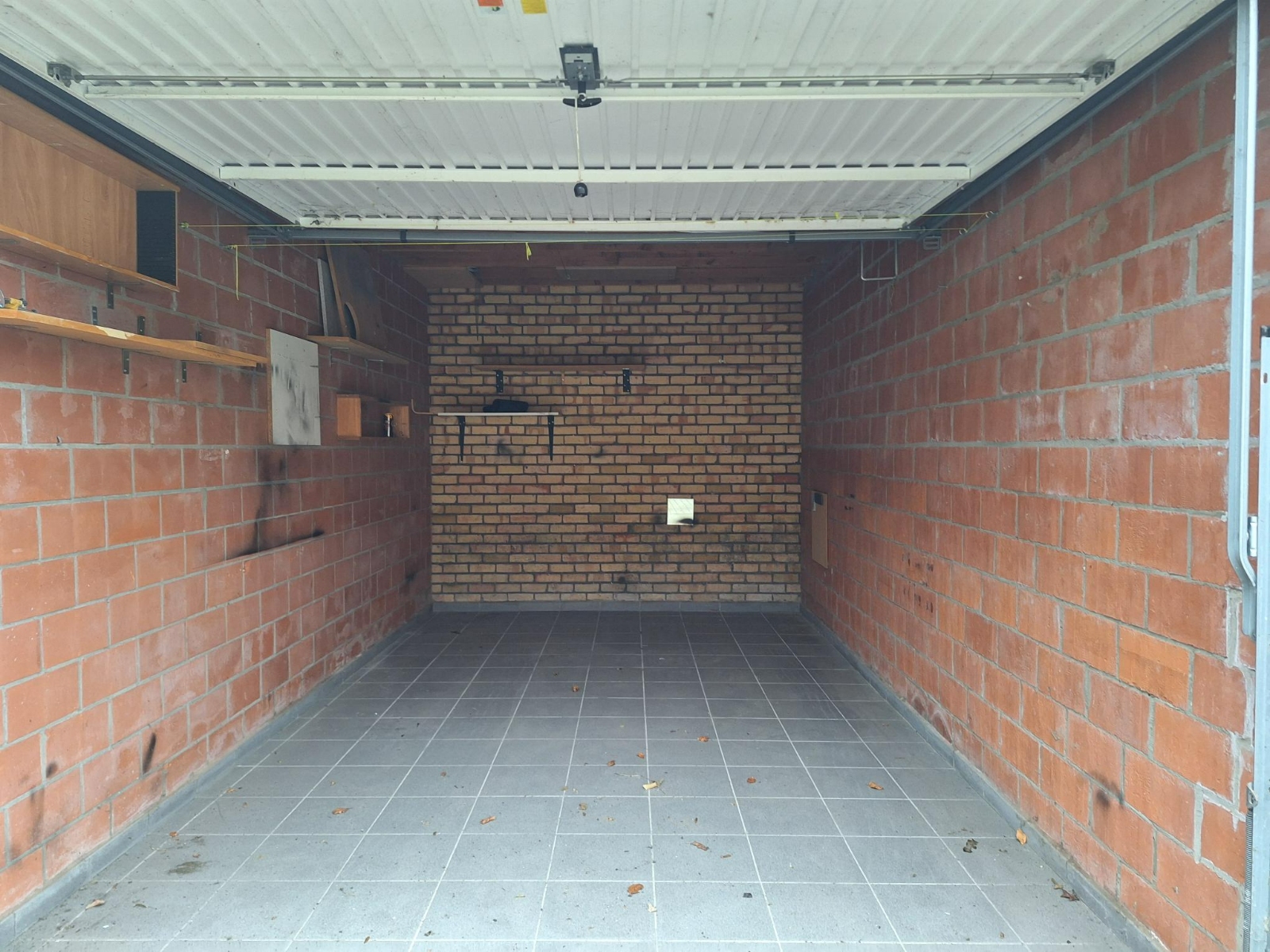 Afgesloten garagebox te huur in het centrum van Merkem (Houthulst) - foto 3