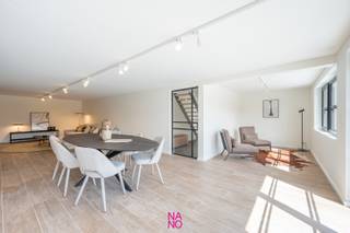 Riante alleenstaande villa met 5 slaapkamers, een prachtig verzicht over de Polders en een mooie zonnige tuin goed gelegen in het Woonerf "WITTE POLDERSHOF" en dit langs de rand van Knokke-Heist.<br /><br />Deze schitterend en compleet gerenoveerde villa omvat een ruime inkomhal, grote living met aparte zithoek/bureel en een gezellige televisiekamer, prachtige keuken voorzien van alle nodige toestellen, berging en toilet. Op de verdieping zijn er 5 slaapkamers waarvan de masterbedroom met dressing, badkamer met douche en toilet en een mooi zonneterras met een prachtig verzicht over het hinterland. Verder is er nog 1 gemeenschappelijke badkamer en een tweede douchekamer. De woning is voorzien van 2 grote garages en een nieuw aangelegde tuin met zonneterras. Zonnepanelen, geothermie,.... De woning is momenteel verhuurd aan € 2.500/maand.<br /><br />Verder beschikt "het witte poldershof" over een volledig aangelegde oprit met verschillende autostaanplaatsen, een automatische poort vooraan en parlofonie met camerasysteem.<br /> 