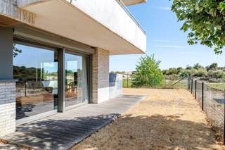 <strong>De Panne: appartement te koop op unieke locatie aan de Houtsaegerduinen</strong><br /><br />Op zoek naar een instapklaar appartement op een uitzonderlijke locatie aan de Belgische kust? Dit gelijkvloersappartement in residentie Rhapsody geniet van een unieke ligging, met de prachtige Houtsaegerduinen als directe buren. Bovendien bevindt het zich op wandelafstand van het centrum van De Panne. Dankzij de ligging aan de duinen is het appartement volledig omringd door terrassen, waardoor u vanuit verschillende ruimtes optimaal kunt genieten van het **open zicht op de duinen**.<br /><br />Het appartement is modern, verzorgd en volledig instapklaar. Daarnaast bestaat de mogelijkheid om een garage met extra berging aan te kopen tegen een meerprijs.<br /><br /><strong>Indeling</strong><br /><br />Inkomhal, apart toilet, lichtrijke woonkamer met prachtig zicht op de Houtsaegerduinen, meerdere terrassen rondom het appartement, praktische berging met alle nodige aansluitingen, slaapkamer met aansluitend een badkamer met douche<br /><br /><strong>Troeven</strong>
<ul><li>Unieke ligging: rechtstreeks grenzend aan de Houtsaegerduinen</li><li>Terrassen: optimaal genieten van de uitzonderlijke ligging</li><li>Garage &amp; berging: mogelijkheid tot aankoop van een garage met extra berging tegen meerprijs</li><li> Op wandelafstand van het strand en het centrum</li></ul>
<br />Een uitzonderlijke kans voor wie op zoek is naar een comfortabel appartement met rust, natuur en een unieke ligging aan zee.<br />