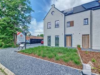 PLUSPUNTEN:<br />+ perceelsoppervlak: 684 m²<br />+ bewoonbaar oppervlak: 180 m² netto<br />+ 4 slaapkamers<br />+ zonovergoten tuin en terras<br />+ energiezuinig <br />+ warmtepomp en zonnepanelen<br />+ gelegen in de rustige, groene buurt 'Bret-Gelieren'<br />+ keuzevrijheid keuken en badkamermeubel<br />+ meteen beschikbaar!<br /><br />ALGEMEEN:<br />Deze hoogwaardig afgewerkte nieuwbouwwoning bevindt zich in de Zagerijstraat, een rustige en groene omgeving waar klassieke elegantie en hedendaagse luxe naadloos samenkomen. Met een netto bewoonbare oppervlakte van maar liefst 180 m² 📐 biedt dit energiezuinige huis ruimte, comfort en stijl voor het hele gezin.<br /><br />We betreden het huis via de inkomhal met meterkast en ruimte voor een vestiaire. Je wordt ontvangen in de grote woonkamer en meteen valt hier de natuurlijke lichtinval op: de ochtendzon op de leefkeuken voor het dagelijks koffiemoment, middagzon op de eetkamer en avondzon op de zithoek om 's avonds lekker te cocoonen met het hele gezin.<br /><br />Recht tegenover de leefkeuken, die je nog geheel naar eigen smaak kan inrichten, is er nog een berging en wasplaats. Aansluitingen voor wasmachine en droger zijn voorzien, en een gedeelte van de technieken bevindt zich hier. Verder is er op het gelijkvloers nog een sas / achterinkom en een apart gastentoilet.<br /><br />Via het grote schuifraam of via de achterdeur kom je op het terras waar je eveneens geniet van middag- en avondzon en kijk je uit op de ruime achtertuin🌿. Een heerlijke plek om te ontspannen of gasten te ontvangen, want eerlijk, een perceelsoppervlakte van 684 m² is ideaal: groot genoeg om een deftig balletje te stampen met de kinderen, maar ook snel gemaaid en dus weinig onderhoudsintensief. Er werd alvast omheining geplaatst (privacystroken worden nog geplaatst), en de voortuin met tuinpad en inrit werden al afgeboord en aangelegd met planten en kiezel. Kortom, de tuin is een oase van rust, met bomen die natuurlijke schaduwplekken creëren. <br /><br />De woning beschikt over 4 volwaardige slaapkamers, waarvan 3 slaapkamers op de eerste verdieping en 1 slaapkamer op de tweede verdieping. Een smaakvol afgewerkte badkamer met inloopdouche en ligbad, ideaal voor gezinnen die comfort waarderen. Daarnaast is er nog een nachttoilet. <br /><br />Op de tweede verdieping is er een praktische zolderruimte📦, perfect als opslagplaats of toekomstige uitbreiding, een technische ruimte met de hele verwarmings- en sanitaire installatie en ventilatieunit, en die gigantische 4de slaapkamer.<br /><br />Het huis is uitgerust met zonnepanelen, een warmtepomp, wachtleidingen voor het plaatsen van airco (living en de 4 slaapkamers) en een ventilatiesysteem D, wat zorgt voor een uitzonderlijk energiezuinig karakter ♻️. De gelijkvloerse (excl. berging) en eerste verdieping zijn voorzien van vloerverwarming, regelbaar met 2 slimme thermostaten (eentje per verdieping). <br /><br />✨ <em>"It's all in the details" </em>wordt wel eens gezegd, en dat klopt hier helemaal. De details in de gevelafwerking zoals muurankers, houten luikje, arduinen druipsteen, de vakkundig geplaatste, afgeronde traptegels,... Het getuig van hoogwaardige en kwalitatieve afwerking. Je ziet het: gebouwd door vakmensen die fier zijn op hun werk.<br /><br />Enkel nog zelf de keuken en het badkamermeubel kiezen naar eigen smaak en voorkeuren, de rest is al helemaal af! <br /><br />INDELING:<br />0: inkomhal, woonkamer met keuken, berging / wasplaats, sas / achterinkom, gastentoilet, terras, inrit, tuin<br />+1: overloop, nachttoilet, slaapkamer 1, badkamer, slaapkamer 2 en 3<br />+2: overloop, technische ruimte, slaapkamer 4, zolder / bergplaats<br /><br />LIGGING:<br />Deze nieuwbouwwoning ligt in Bret-Gelieren en biedt de perfecte mix van residentieel wonen in een rustige en groene buurt, maar ligt eveneens op korte afstand van het centrum met scholen openbaar vervoer, winkels en horeca. Goede aansluiting met de E314 en omliggende steden en gemeenten.<br /><br />FINANCIERING:<br />Opgelet: voor woningen gelegen in België zijn enkel Belgische hypotheken mogelijk. Maak tijdig een afspraak zodat u zich op voorhand kan bevragen over de mogelijkheden.<br />Kandidaat-kopers die hun financiële plaatje al hebben voorbereid, wekken altijd meer vertrouwen.<br /><br />SUCCESVOL VERKOPEN?<br />Dankzij succesvolle transacties zijn wij steeds op zoek naar nieuw aanbod. Overweegt u te verkopen of te verhuren? Informeer vrijblijvend naar onze werkwijze.<br /><br />HOUD ME OP DE HOOGTE:<br />Niet gevonden wat u zocht? Schrijf u gratis in op onze website zodat u vrijblijvend op de hoogte wordt gebracht van nieuw aanbod: https://www.immosign-plus.be/nl/hou-me-op-de-hoogte/<br /><br />CONTACT:<br />Bent u op zoek naar een eigentijdse manoir waar comfort, stijl en duurzaamheid centraal staan? Dan is dit uw kans! Bel ons voor meer informatie of een afspraak op +32 89 87 03 67 of stuur ons een mailtje op info@immosign-plus.be !<br /> 