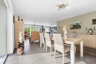 <p><strong>Instapklare halfopen woning met 3 slaapkamers, garage en EPC A in Evergem</strong></p><p>In een rustige woonwijk in Evergem bevindt zich deze uitstekend onderhouden halfopen woning uit 2013. De woning beschikt over 210 m² bewoonbare oppervlakte en is gelegen op een perceel van 451 m². Dankzij de drie slaapkamers, inpandige garage, ruime bergzolder en energiezuinige technieken is dit een comfortabele gezinswoning met een praktische indeling.</p><p>Via de inkomhal met gastentoilet bereik je de ruime leefruimte, bestaande uit een zit- en eetgedeelte. Aansluitend bevindt zich de volledig uitgeruste keuken, voorzien van een koelkast, oven, stoomoven, inductiekookplaat, dampkap en vaatwasser. Verder beschikt het gelijkvloers over een praktische berging en een inpandige garage.</p><p>Op de eerste verdieping bevinden zich drie slaapkamers, waarvan één met dressing. De badkamer is uitgerust met een ligbad, inloopdouche en dubbele lavabo. Daarnaast is er een afzonderlijk toilet. De zolderverdieping doet dienst als ruime bergzolder en biedt heel wat extra opbergruimte.</p><p>Achteraan beschikt de woning over een terras en tuin met zuidwestelijke oriëntatie. In de tuin bevindt zich een praktische tuinberging met elektriciteit. Ook een zonneluifel is aanwezig, waardoor het terras op zonnige dagen aangenaam beschut kan worden.</p><p>Op technisch vlak beschikt de woning over 10 zonnepanelen, centrale verwarming op gas en PVC-schrijnwerk met dubbele beglazing. In 2023 werden elektrische zonnescreens geplaatst. Daarnaast is er een regenwaterput van 7.500 liter, aangesloten op het toilet, de wasmachine en de buitenkraan.</p><p>De woning is gelegen in een rustige woonomgeving met een goede bereikbaarheid. Dienstverlening en openbaar vervoer zijn vlot bereikbaar en ook de N9 bevindt zich op ongeveer vijf minuten rijden, waardoor er een goede verbinding is richting de omliggende gemeenten.</p><p><span>Troeven:</span><br />- Zeer goede staat van onderhoud<br />- Ruime bergzolder<br />- Rustige en goed bereikbare ligging</p><p><span>Informatie:</span><br />- Vraagprijs: €525.000<br />- EPC: label A<br />- Elektriciteit: conform<br />- Watertoets: perceelscore B | gebouwscore B<br />- Bouwjaar: 2013<br />- De genoemde oppervlakte is de bruto-oppervlakte zoals opgenomen in het EPC-attest</p><p><strong>Meer informatie of een bezoek?</strong><br />Contacteer Bart via 0470 80 51 08 of bart@heritagevastgoed.be.</p>