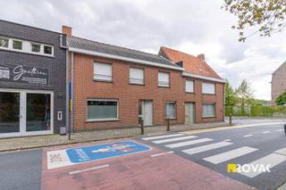 Deze zeer ruime woning situeert zich in het centrum van Lendelede en bevindt zich op wandelafstand van scholen, handelszaken, openbaar vervoer, ...De...