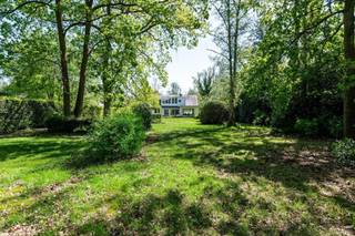 <p><span> </span></p><p><span>Op een zeer goede locatie in Koningshof bevindt zich deze af te breken of te renoveren villa op ca. 3.025m². </span></p><p><span>Het eigendom is gelegen tussen de dorpskernen van 's Gravenwezel en Schoten nabij scholen en sportclubs. </span></p><p><span> </span></p><p><span>Deze te renoveren woning biedt vele mogelijkheden en kan als renovatieproject of bouwgrond worden gezien. </span></p><p><span> </span></p><p><span>Tuin en buitenruimtes</span></p><p><span>Aan de achterzijde van de villa bevinden zich ruime terrassen, waaronder een overdekt terras met open haard. Het ruime perceel biedt alle ruimte, rust en privacy. Achteraan het perceel bevinden zich nog een vrijstaand garagegebouw en tuinberging.</span></p><p><span> </span></p><p><span>Meer informatie via ons kantoor.</span></p>
