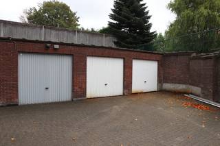 Centraal gelegen garagebox van 19m2 met volgende afmetingen:<br />- garagebox: 6,38 x 2,78<br />- garagepoort: 2,10 x 1,88.<br />Beschikbaar bij akte.