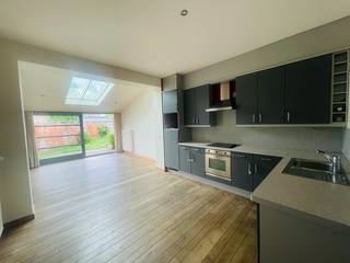 Assebroek, leuk ENERGIEZUINIG gezellig instapklaar woonhuis met 3 SLAAPKAMERS en tuintje<br />Omvat: Ruime lichtrijke living met PLANKENVLOEREN en open ingerichte keuken, uitgevend op tuintje met houten tuinberging.<br /> 1é Verd: overloop, mooie slaapkamer, grote badkamer met ligbad en dubbele lavabo, plaats voor wasmachine en droogkast.<br /> Dakverdiping , 2 slaapkamers.<br />Centrale verwarming met nieuwe condensatiebrander( 2025) op aardgas, dubbel glas.