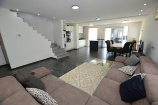 Instapklare ruime woning met aparte achterbouw, ideaal als kangoeroewoning maar officieel gekend als 1 woonst.<br />Zeer goed gelegen op 250 m van het strand en op wandelafstand van winkels.<br /><br />Indeling:<br /><br />Vooraan: hall met gastentoilet, grote woonkamer met open keuken (met o.a. koelkast, diepvriezer, vaatwasser, kookplaten, dampkap...), 3 slaapkamers, apart toilet boven, badkamer met douche en lavabomeubel, zolder voorzien van centrale verwarmingsketel op gas, groot zonneterras (2,5m x 6m)<br /><br />Achterhuis: garage met automatische poort, grote ingerichte keuken met alle nodige toestellen, apart toilet, badkamer met toilet, douche en lavabo, woonkamer, 1 slaapkamer, tuin en zonnige koer.<br /><br />- dak is geïsoleerd.<br />- recente verwarmingsketel van 2024<br />- EPC vooraan: 179 kWh / (m² jaar) - energielabel B<br />- EPC achterhuis: 261kWh / (m² jaar) - energielabel C