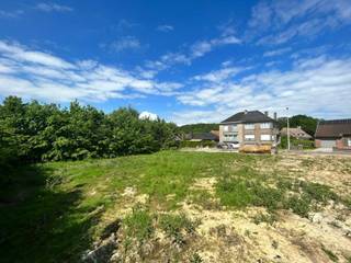 Op een toplocatie in Dilbeek vindt u deze ruime percelen bouwgrond. Ze zijn reeds voorzien van een uitvoerbare bouwvergunning. Er kan dus onmiddellijk gestart worden met het bouwen van een woning volgens de uitgereikte vergunning.<br /><br />De grond is gelegen in een heel rustige straat en heeft bovendien een perfecte zongerichte orientatie. U bouwt in een omgeving waar weinig verkeer is en waar het dus stil en rustig is. Scholen, winkels en andere zaken zoals horeca,… bevinden zich op enkele minuten van waar de bouwgrond zich situeert.<br /><br />We helpen u graag in detail verder voor meer informatie.<br /><br />Tel 09 274 15 53<br />Mail: floris@cornelis-partners.be