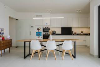 Dit appartement in Residentie Vlaskaai aan de Leie biedt een combinatie die je niet elke dag vindt: een wijds uitzicht, een terras van 14 m² én een ruime afgesloten garage.<br /><br />Op de 3de verdieping kom je via de ruime inkomhal en glazen deur in de lichtrijke leefruimte. De grote raampartij met schuifraam en glazen terrasbalustrade zorgt voor een prachtig zicht op de Leie. De open keuken is volledig uitgerust en biedt samen met de leefruimte plaats voor een grote eettafel en ruime zithoek. Het deels overdekte terras kan je bovendien ook bij minder goed weer optimaal benutten.<br /><br />Via de nachthal bereik je het aparte toilet, de berging die momenteel als bureau wordt gebruikt, 2 ruime slaapkamers en de badkamer met ligbad, douche en dubbele lavabo. Een nis in de nachthal doet dienst als wasberging.<br /><br />Aan de Vlaskaai zijn 2 plaatsen voorzien in de gemeenschappelijke fietsenberging. De afgesloten ondergrondse xl-garage is een absolute troef: er is plaats voor een wagen én meerdere fietsen of een moto.<br /><br /><br />Waarom dit aanbod overwegen?<br /><br />✔ Wijds Leiezicht<br />✔ Overdekt terras van 14 m²<br />✔ 2 slaapkamers<br />✔ Bureau/dressing/berging<br />✔ Badkamer met bad & douche<br />✔ Gordijnen & lichtarmaturen<br />✔ 2 fietsplaatsen<br />✔ Afgesloten XL-garage<br />✔ kelderberging<br />✔ EPC A<br /><br />Beschikbaar vanaf 1 november 2026. De maandelijkse provisie voor de gemeenschappelijke kosten bedraagt €100.<br />Geïnteresseerd? Vul eenvoudig het contactformulier in en Mallory neemt spoedig contact met je op.