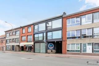 <p><span>Instapklaar 2 slaapkamerappartement met gezellig terras en gunstig EPC B</span></p><p><span> </span></p><p><span>Op een centrale locatie aan de Bredabaan 1127 in Maria-ter-Heide, Brasschaat, bevindt zich dit instapklare appartement met een bewoonbare oppervlakte van ca. 76 m².</span></p><p><span> </span></p><p><span>Het appartement verwelkomt u in een aangename en lichtrijke leefruimte. De vernieuwde keuken sluit hier mooi op aan en biedt het nodige comfort voor dagelijks gebruik. Verder beschikt het appartement over twee volwaardige slaapkamers en een vernieuwde badkamer.</span></p><p><span> </span></p><p><span>Dankzij de praktische indeling, de vernieuwde keuken en badkamer, het gunstige EPC-label B en de centrale ligging vormt dit appartement een interessante opportuniteit voor zowel eigen bewoning als investering.</span></p><p><span> </span></p><p><span>Troeven:</span></p><ul><li><span>Ca. 76 m² bewoonbare oppervlakte</span></li><li><span>2 volwaardige slaapkamers</span></li><li><span>Vernieuwde keuken</span></li><li><span>Vernieuwde badkamer</span></li><li><span>Gezellig oostgericht terras</span></li><li><span>Gunstig EPC-label B</span></li><li><span>Lift aanwezig</span></li><li><span>Centrale ligging in Maria-ter-Heide, Brasschaat</span></li></ul><p><span> </span></p><p><span>Interesse?</span><span> Neem gerust contact met ons op voor meer informatie of om een bezichtiging ter plaatse in te plannen.</span></p><p><span> </span></p><p><span> </span></p>
