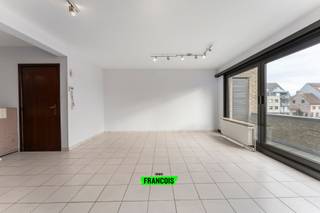 Bent u op zoek naar een ruime duplex met karakter, veel potentieel én een uitstekende ligging nabij het centrum van Blankenberge? Deze charmante woonst in de Dr. Frans Verhaeghestraat combineert ruimte, licht en comfort in een rustige, aangename omgeving.<br /><br />Bij het betreden van het appartement op de tweede verdieping van een kleinschalige residentie wordt u meteen verwelkomd in de lichtrijke leefruimte. Dankzij de zuidgerichte oriëntatie baadt deze in natuurlijk licht, en geniet u op het zonnige terras aan de voorzijde de hele dag door van een aangename buitenbeleving. Aansluitend vindt u een open keuken die perfect geïntegreerd is in de leefruimte. Als laatste is er ook een gastentoilet terug te vinden op deze etage.<br /><br />De bovenverdieping biedt plaats aan twee volwaardige slaapkamers en een derde ruime master bedroom met extra ruimte die ideaal kan ingericht worden als dressing, bureau of hobbyruimte. Ook de badkamer bevindt zich op deze verdieping. De zolder en een private kelderberging voor praktische extra opslagruimte.<br /><br />De duplex is voorzien van centrale verwarming op aardgas en dubbele beglazing, wat garant staat voor een aangenaam wooncomfort. Bovendien is er de mogelijkheid tot aankoop van een dubbele garage – een absolute meerwaarde in deze buurt.<br /><br />Bent u op zoek naar een interessante investering of een nieuwe woonst in Blankenberge? Wenst u meer informatie over de lopende regularisatieaanvraag? Aarzel niet en plan vandaag nog uw bezoek! <br /><br />