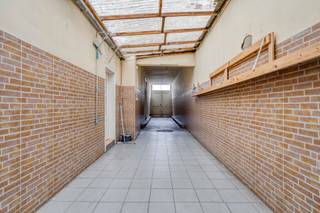 Gelegen aan de Mommaertsstraat 55 te Molenbeek bevindt zich dit appartementsgebouw, momenteel reeds ingericht en in gebruik als drie afzonderlijke wooneenheden. Het gebouw is aan renovatie toe en biedt een interessante opportuniteit voor investeerders die op zoek zijn naar een opbrengsteigendom met potentieel.
De huidige eigenaar heeft reeds een regularisatieaanvraag ingediend voor de bestaande toestand en hiervoor een stedenbouwkundige vergunning verkregen. Om het gebouw en de drie wooneenheden volledig in overeenstemming te brengen met deze vergunning, dienen de voorziene werken volgens de goedgekeurde plannen nog te worden uitgevoerd.
Het pand wordt verkocht met de bijhorende vergunde plannen, waardoor de toekomstige eigenaar over een duidelijk kader beschikt om de renovatie uit te voeren en de bestaande drie wooneenheden volledig conform de verleende vergunning te brengen.
Een interessante renovatie- en investeringsopportuniteit met drie bestaande wooneenheden en een reeds verkregen vergunning, gelegen in Molenbeek.