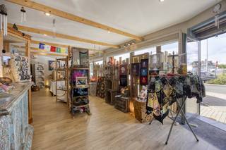 Vous cherchez à acheter un bien commercial dans la région de Sint-Pieters-Leeuw ? Ce local commercial polyvalent, que nous proposons à la vente,...