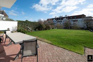 EXCLUSIEF TE KOOP: Zeldzaam hoek-tuinappartement, gelegen in een prestigieuze villaresidentie ter hoogte van de Wandeldijk, op slechts enkele...