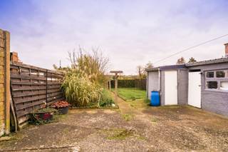 Deels te renoveren halfopen bebouwing met tuin en garage in Lubbeek!Op zoek naar een woning die u verder naar eigen smaak kunt renoveren? Dan is deze...