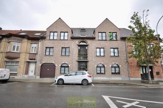 Dit appartement is gelegen op de bovenste verdieping en bestaat uit een ruime leefruimte, geïnstalleerde keuken, 2 slaapkamers, badkamer en...