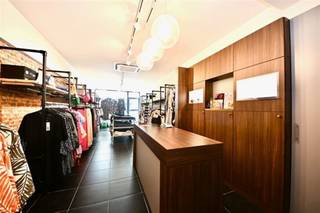 Centraal gelegen handelspand in centrum Willebroek. Ingerichte en instapklare handelsruimte. Het pand beschikt op het gelijkvloers over een...